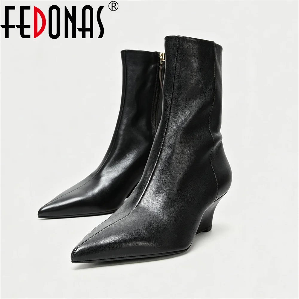 Тёплые ботильоны FEDONAS из натуральной кожи на танкетке