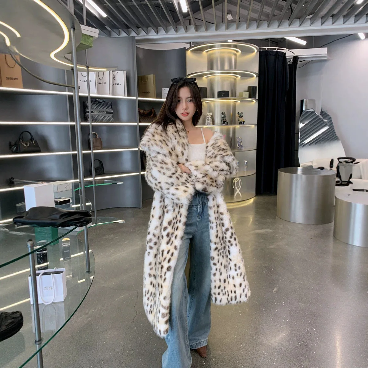 Миниатюра Женская шуба из искусственного меха лисы