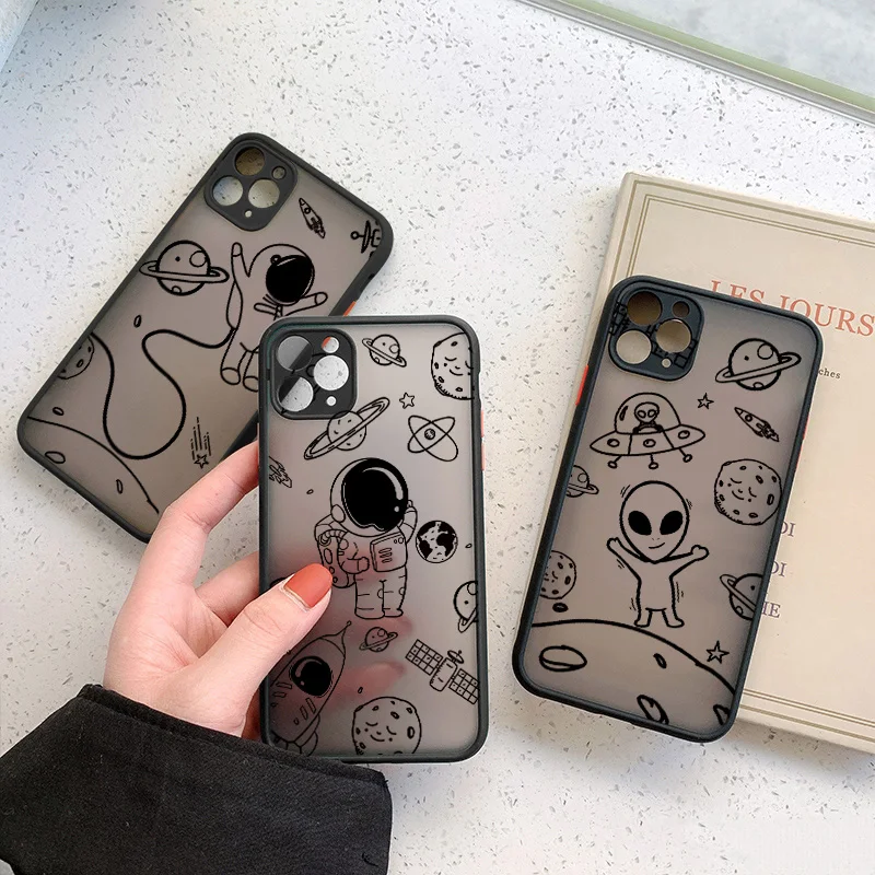 Чёрный чехол для iPhone с принтом астронавта и планеты