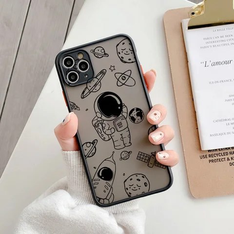 Чёрный чехол для iPhone с принтом астронавта и планеты